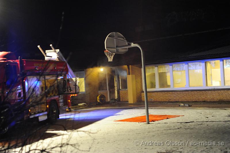 _DSC5759.JPG - Vid 20 tiden larmades en större räddningstyrka till Varagårdsskolan i Bjuv där man först fått in ett automatiskt brandlarm som visade sig vara skarpt läge, det brann då i en korridor i skolan. Då larmades även räddningstjänsten från Åstorp och Helsingborg samt polis. Branden kunde begränsas till korridoren men skolan fick hålla stängt under fredagen för sanering. Branden misstänks vara anlagd.