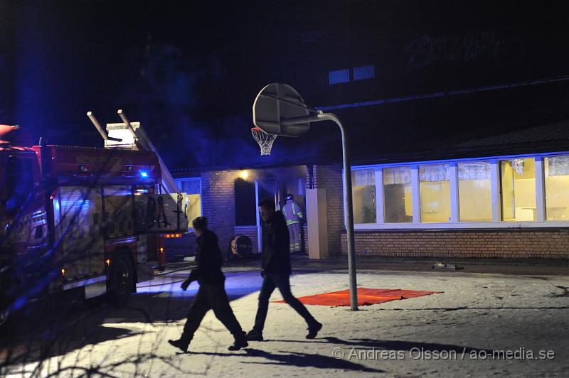 _DSC5762.JPG - Vid 20 tiden larmades en större räddningstyrka till Varagårdsskolan i Bjuv där man först fått in ett automatiskt brandlarm som visade sig vara skarpt läge, det brann då i en korridor i skolan. Då larmades även räddningstjänsten från Åstorp och Helsingborg samt polis. Branden kunde begränsas till korridoren men skolan fick hålla stängt under fredagen för sanering. Branden misstänks vara anlagd.