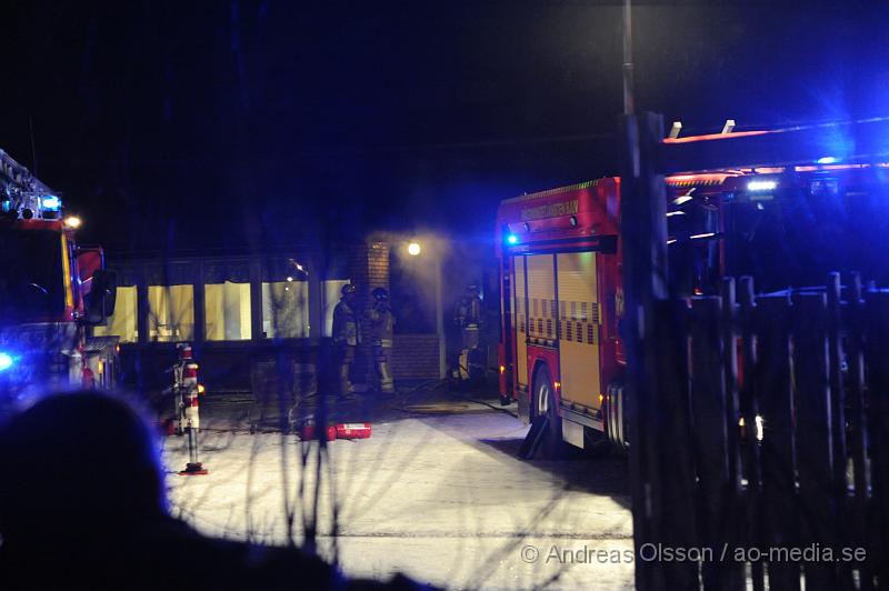 _DSC5763.JPG - Vid 20 tiden larmades en större räddningstyrka till Varagårdsskolan i Bjuv där man först fått in ett automatiskt brandlarm som visade sig vara skarpt läge, det brann då i en korridor i skolan. Då larmades även räddningstjänsten från Åstorp och Helsingborg samt polis. Branden kunde begränsas till korridoren men skolan fick hålla stängt under fredagen för sanering. Branden misstänks vara anlagd.