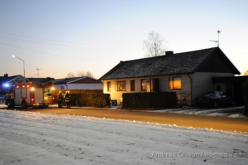 _DSC5731.JPG - Strax innan kl 17 på Torsdags eftermiddagen larmades räddningstjänsten från Klippan och Ljungbyhed till en villa i Vedby där det börjat brinna i köket i en villa. Räddningstjänsten släckte snabbt ner branden och ingen person kom till skada.