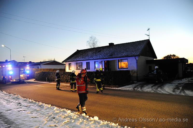 _DSC5742.JPG - Strax innan kl 17 på Torsdags eftermiddagen larmades räddningstjänsten från Klippan och Ljungbyhed till en villa i Vedby där det börjat brinna i köket i en villa. Räddningstjänsten släckte snabbt ner branden och ingen person kom till skada.