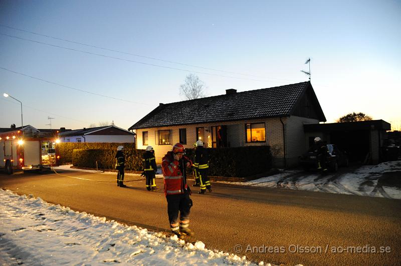 _DSC5743.JPG - Strax innan kl 17 på Torsdags eftermiddagen larmades räddningstjänsten från Klippan och Ljungbyhed till en villa i Vedby där det börjat brinna i köket i en villa. Räddningstjänsten släckte snabbt ner branden och ingen person kom till skada.