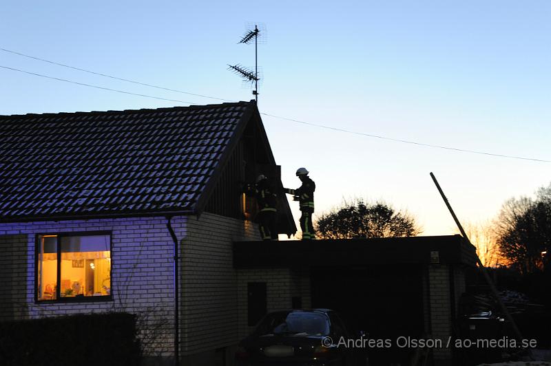 _DSC5747.JPG - Strax innan kl 17 på Torsdags eftermiddagen larmades räddningstjänsten från Klippan och Ljungbyhed till en villa i Vedby där det börjat brinna i köket i en villa. Räddningstjänsten släckte snabbt ner branden och ingen person kom till skada.