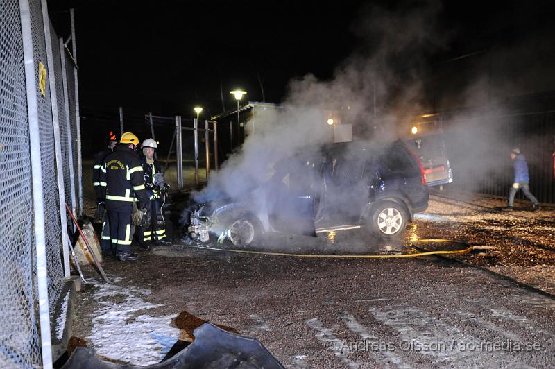 _DSC5826.JPG - Strax efter 20.00 på kvällen larmades Polis och Räddningstjänst till en bilbrand vid tennisbanan i Åstorp där en bil av oklar anledning börjat brinna. Ingen person kom till skada men bilen blev helt utbränd.