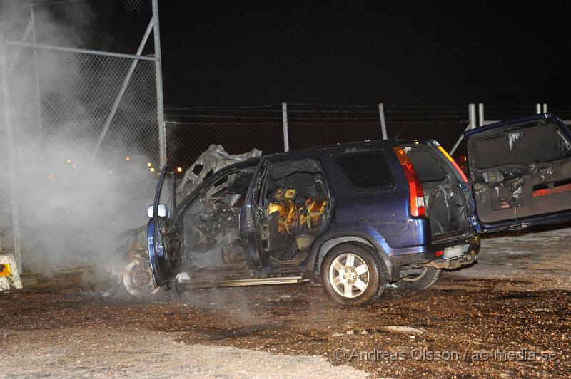 _DSC5833.JPG - Strax efter 20.00 på kvällen larmades Polis och Räddningstjänst till en bilbrand vid tennisbanan i Åstorp där en bil av oklar anledning börjat brinna. Ingen person kom till skada men bilen blev helt utbränd.