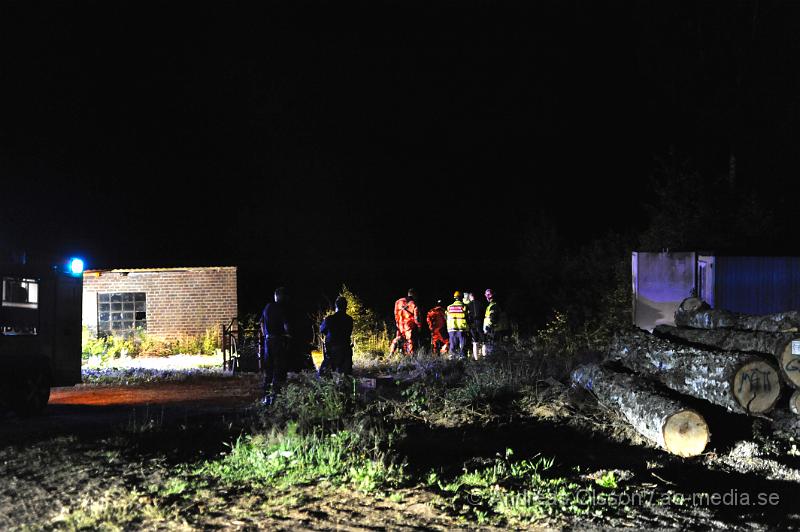 _DSC0148.JPG - Vid 23:20 larmades räddningstjänsten från Perstorp, Hässleholm, Höganäs samt ambulans och polis till Ebbarps kraftverksdammar. Det var en personbil som av oklar anledning kört över kanten till en ravin på ca 6 meter och ner i bäljane å. Bilen stod fastkilad rakt upp och en person befann sig i bilen. Det var när mannen varit ute på några korta ärenden och sedan inte kommit hem som anhöriga började bli oroliga och ringde polisen. Dem hämtade då upp frun och körde den vägen som mannen skulle ha kört och fann då bilen. Då ska mannen ha suttit fast i bilen i ca 30-60 minuter. Räddningsarbetet blev komplicerat då man inte hade något säkert sätt att få ut mannen på först. Man säkrade bilen och började sedan tänka ut en bra lösning för att få ut mannen säkert. Det slutade med att man lyckades stå i ån som inte var så djup och fick ut mannen på en såkallad spineboard och kunde då bära iväg honom genom ån till en bättre plats för att sedan få upp honom till ambulansen. Mannen ska ha varit vaken och pratat med räddningspersonalen under hela räddningsarbetet. Han fördes med ambulans till sjukhus för kontroll av en del sårskador men ska mirakulöst ha klarat sig relativt bra.