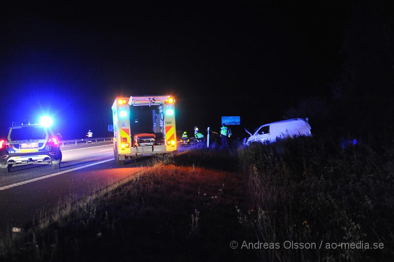 _DSC1698.JPG - Vid 02.50 larmades räddningstjänst, ambulans och polis till E4an i höjd med Mölletofta där en skåpbil som kom i södergående riktning kört in i mitt räcket och voltat över på norrgående körbana och hamnat i diket. En person befann sig i bilen och denna hade tagit sig ut på egen hand när räddningspersonal kom fram till platsen. Personen fördes med ambulans till sjukhus, oklart hur allvarligt skadad. Ett körfält i norrgående och ett i södergående fick stängas av under räddnings arbetet.