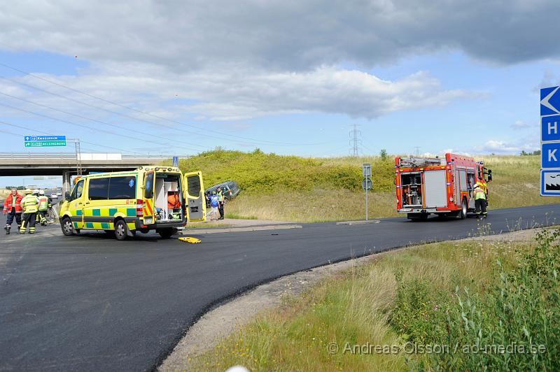 _DSC1716.JPG - Vid 12.20 larmades Räddningstjänst, Ambulans och Polis till väg 13 i höjd med Östra Ljungby där två personbilar kolliderat precis vid påfarten till E4an. Båda bilarna hamnade i diket och man var först påväg att klippa upp den ena bilen men man kunde plocka ut personen i bilen på ett säkert sätt utan att behöva klippa den. Minst en person fördes med ambulans till sjukhus med oklara skador. Viss trafikstörning under räddningsarbetet.