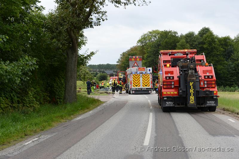 DSC_0631.JPG - Strax innan 12.00 larmades räddningstjänst, ambulans och polis till Rosenlundsvägen strax utanför Mörarp där en lastbil lastad med gurkor vält över vägen. Föraren av lastbilen fick följa med ambulansen till sjukhuset med oklara skador. Vägen stängdes av helt under flera timmar under räddnings och bärgningsarbetet.