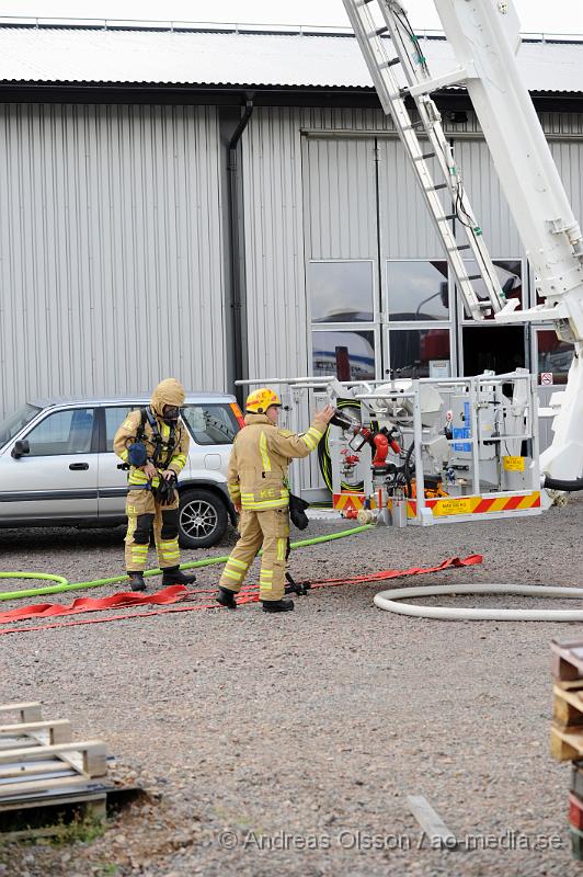 _DSC2451.JPG - Vid 16.10 larmades en större räddningsstyrka till Produktionsvägen i Ängelholm där man fått in larm om brand i taket på en industribyggnad. När räddningstjänsten kom till plats hade man brand i innertaket på byggnaden och man började släckningsarbetet invändigt. Man skickade även upp två brandmän till taket och sågade upp en bit för att vara säkra på att det inte hade fått mer fäste under. Branden var släckt på ungefär 30 minuter. Ingen person kom till skada.