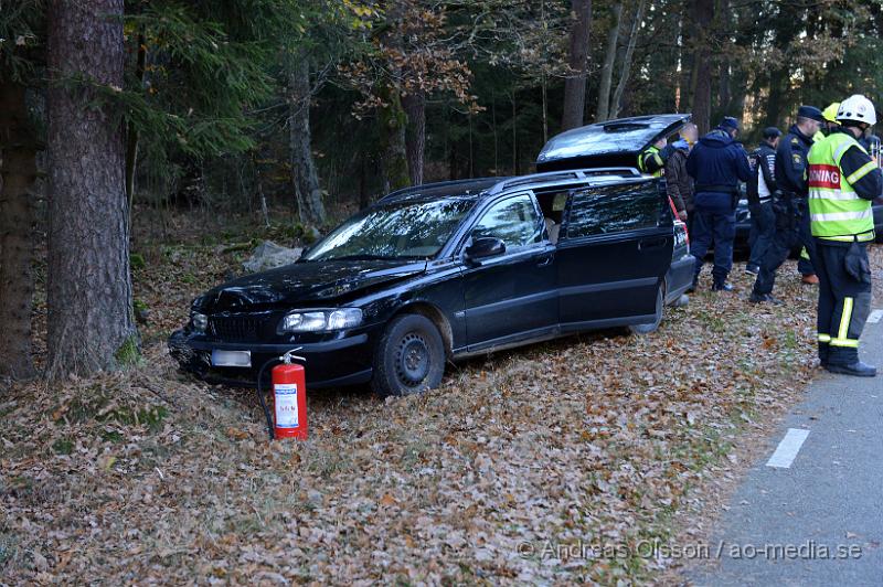 DSC_1893.JPG - Vid 15:00 tiden larmades räddningstjänst, ambulans och polis till oderljungavägen strax utanför Klippan där en personbil åkt av vägen och in i ett träd. Oklart hur olyckan gått till, men personen ska inte fått några allvarliga skador.