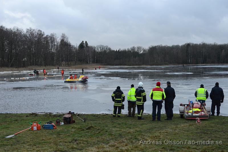 DSC_3000.JPG - Tidigt idag fortsatte letandet efter den försvunna dykaren som på Julaftons eftermiddagen dök i den delvis istäckta sjön utan säkerhets lina eller andra säkerhets åtgärder. Det var en anhörig som var med mannen när han skulle dyka i sjön och efter ca 40 minuter började dem bli oroliga och larmade räddningstjänsten som kom dit och börja söka efter den försvunna mannen, även två dykare från räddningstjänsten i Helsingborg var med i sökandet men man fick efter ca 2 timmar avbryta sökandet. Igår fortsatte man leta men hade inga dykare att tillgå, dock fick man hjälp av sjöräddningssällskapet i Kronoberg med en svävare men utan resultat.Idag var det en stor insats på platsen med bla dykare från en dykklubb i Helsingborg, Räddningstjänsten, Polis, Missing people, Kustbevakningen och sjöräddningssällskapet. Man sågade upp flera vakar i isen och lät dykare gå ner och söka av området. Men utan resultat. Och vid 16 tiden fick man avbryta sökandet för dagen.