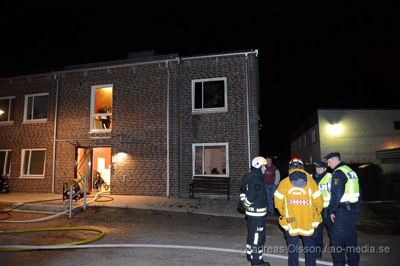 DSC_3182.JPG - Strax innan 17:00 på lördagen larmades räddningstjänsten till travgatan i Höganäs där det var en fullt utvecklad brand, en större räddningsstyrka är just nu på plats.Oklart om någon kom till skada under branden och vad som startade branden.