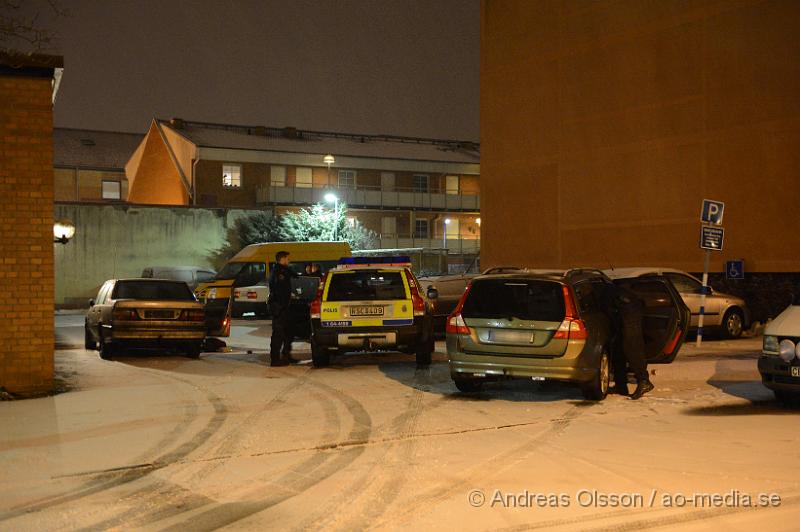 DSC_3457.JPG - Vid 20.15 fick Polisen in larm om ett pågående inbrott i en nöjeslokal i Munka Ljungby. När inbrottstjuvarna märkt att dem blivit upptäckta lämnade dem platsen med bil och inringaren följde efter dem och försökte blockera deras väg med sin bil men blev då påkörd av tjuvarna men klarade sig utan skador. Flera polispatruller anslöt sig och jakten gick mot Klippan. Väl inne i Klippan stannade tjuvarna till och en polisman gick ur sin bil men då satte den 46 åriga mannen fart mot polisen och polismannen tvingades använda sitt tjänstevapen och sköt mot bilens däck som fick punktering. Bilen fortsatte en kortare sträcka innan dem stannade och försökte springa från platsen men båda två greps snabbt av polisen. Den 46 åriga mannen och den 24 åriga kvinnan som var med i bilen sitter fortfarande anhållna misstänkta för band annat grov misshandel, försök till dråp samt stöld.