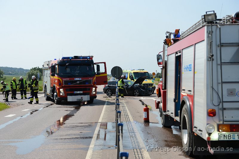 DSC_8429.JPG - Strax innan kl 15 på eftermiddagen larmades Räddningstjänst, Ambulans och Polis till en trafikolycka på väg 21 strax utanför Kvidinge. Det var två personbilar som kolliderat och den ena hamnade ute i diket. Det är oklart vad som orsakat olyckan men det är vid en korsning som är väldigt olycksdrabbad. Det är även oklart vilka skador dem inblandade fick. Vägen var delvis avstängd under räddnings och bärgningsarbetet.