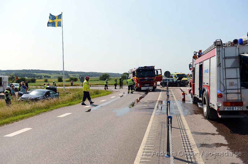 DSC_8430.JPG - Strax innan kl 15 på eftermiddagen larmades Räddningstjänst, Ambulans och Polis till en trafikolycka på väg 21 strax utanför Kvidinge. Det var två personbilar som kolliderat och den ena hamnade ute i diket. Det är oklart vad som orsakat olyckan men det är vid en korsning som är väldigt olycksdrabbad. Det är även oklart vilka skador dem inblandade fick. Vägen var delvis avstängd under räddnings och bärgningsarbetet.