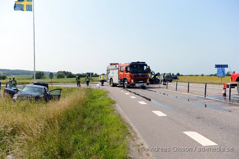 DSC_8432.JPG - Strax innan kl 15 på eftermiddagen larmades Räddningstjänst, Ambulans och Polis till en trafikolycka på väg 21 strax utanför Kvidinge. Det var två personbilar som kolliderat och den ena hamnade ute i diket. Det är oklart vad som orsakat olyckan men det är vid en korsning som är väldigt olycksdrabbad. Det är även oklart vilka skador dem inblandade fick. Vägen var delvis avstängd under räddnings och bärgningsarbetet.