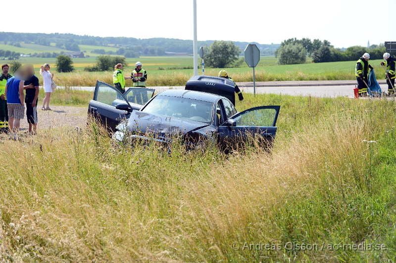 DSC_8433.JPG - Strax innan kl 15 på eftermiddagen larmades Räddningstjänst, Ambulans och Polis till en trafikolycka på väg 21 strax utanför Kvidinge. Det var två personbilar som kolliderat och den ena hamnade ute i diket. Det är oklart vad som orsakat olyckan men det är vid en korsning som är väldigt olycksdrabbad. Det är även oklart vilka skador dem inblandade fick. Vägen var delvis avstängd under räddnings och bärgningsarbetet.