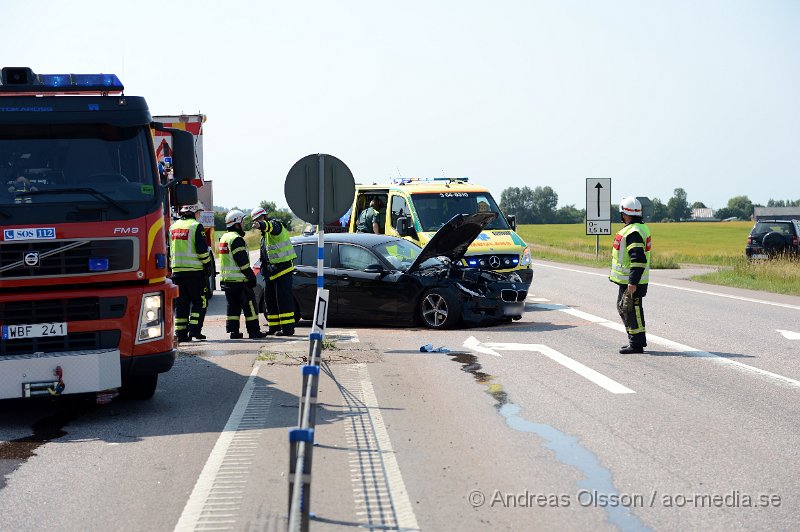 DSC_8434.JPG - Strax innan kl 15 på eftermiddagen larmades Räddningstjänst, Ambulans och Polis till en trafikolycka på väg 21 strax utanför Kvidinge. Det var två personbilar som kolliderat och den ena hamnade ute i diket. Det är oklart vad som orsakat olyckan men det är vid en korsning som är väldigt olycksdrabbad. Det är även oklart vilka skador dem inblandade fick. Vägen var delvis avstängd under räddnings och bärgningsarbetet.