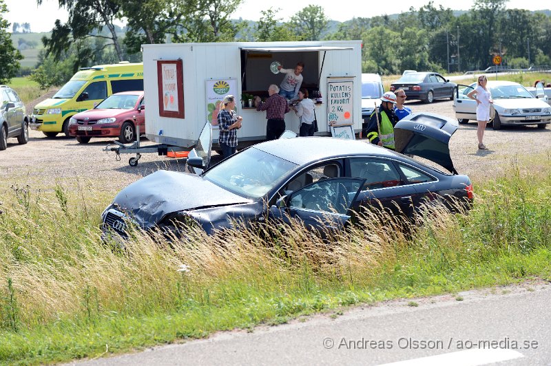 DSC_8436.JPG - Strax innan kl 15 på eftermiddagen larmades Räddningstjänst, Ambulans och Polis till en trafikolycka på väg 21 strax utanför Kvidinge. Det var två personbilar som kolliderat och den ena hamnade ute i diket. Det är oklart vad som orsakat olyckan men det är vid en korsning som är väldigt olycksdrabbad. Det är även oklart vilka skador dem inblandade fick. Vägen var delvis avstängd under räddnings och bärgningsarbetet.