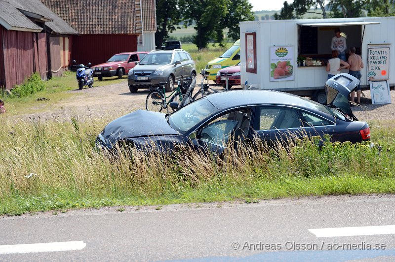 DSC_8438.JPG - Strax innan kl 15 på eftermiddagen larmades Räddningstjänst, Ambulans och Polis till en trafikolycka på väg 21 strax utanför Kvidinge. Det var två personbilar som kolliderat och den ena hamnade ute i diket. Det är oklart vad som orsakat olyckan men det är vid en korsning som är väldigt olycksdrabbad. Det är även oklart vilka skador dem inblandade fick. Vägen var delvis avstängd under räddnings och bärgningsarbetet.