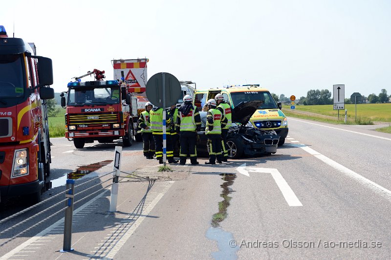 DSC_8440.JPG - Strax innan kl 15 på eftermiddagen larmades Räddningstjänst, Ambulans och Polis till en trafikolycka på väg 21 strax utanför Kvidinge. Det var två personbilar som kolliderat och den ena hamnade ute i diket. Det är oklart vad som orsakat olyckan men det är vid en korsning som är väldigt olycksdrabbad. Det är även oklart vilka skador dem inblandade fick. Vägen var delvis avstängd under räddnings och bärgningsarbetet.