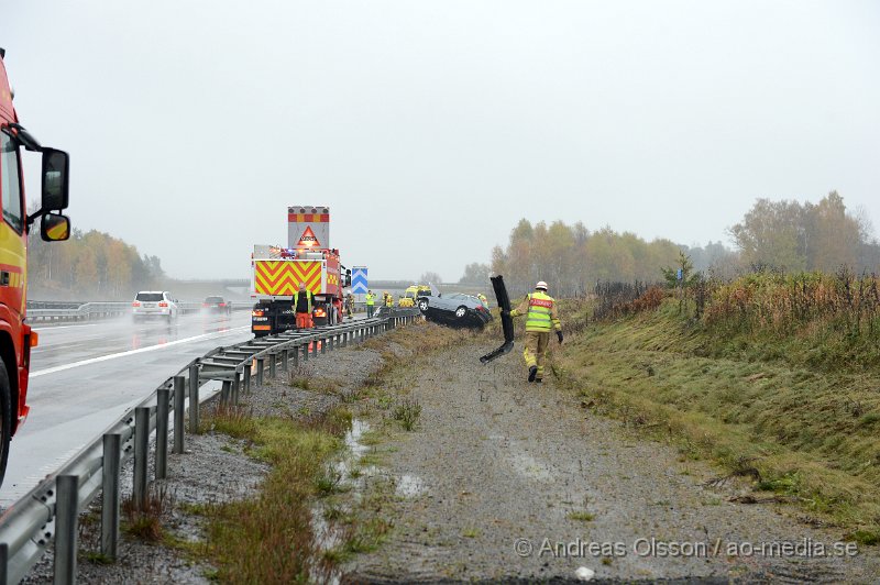 DSC_7022.JPG - Vid 15.40 tiden larmades räddningstjänsten, ambulans och polis till en trafikolycka på E4an vid norra avfarten till Eket strax utanför Örkelljunga. En personbil hade av oklar anledning hamnat uppe på sidoräcket  intill vägen och bilen blev kraftigt demolerad. En person befann sig i bilen och fick föras med ambulans till sjukhuset. Vissa trafikstörningar under räddningsarbetet.