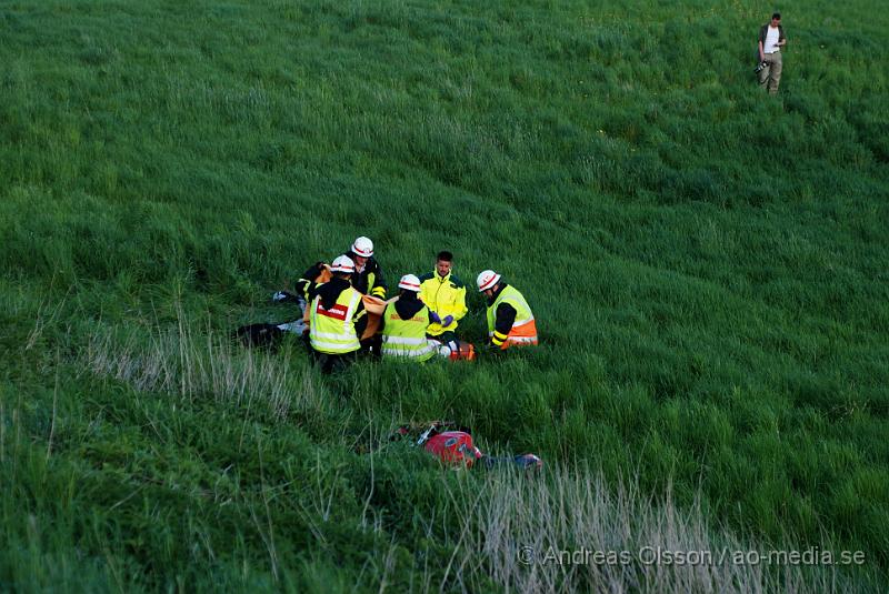 DSC_0001.JPG - Vid 19:50 tiden laramdes räddningstjänsten, ambulsansen och polisen till en Motorcykel olycka mellan Tranarp och Starby i Ängelholms kommun. Motorcykeln hade kört av vägen och rakt ut på en slutande åker. Personskadorna är ännu okända men båda personerna på mcn fick åka till sjukhuset.