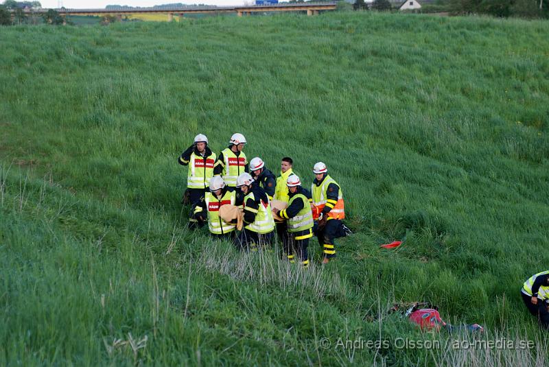 DSC_0005.JPG - Vid 19:50 tiden laramdes räddningstjänsten, ambulsansen och polisen till en Motorcykel olycka mellan Tranarp och Starby i Ängelholms kommun. Motorcykeln hade kört av vägen och rakt ut på en slutande åker. Personskadorna är ännu okända men båda personerna på mcn fick åka till sjukhuset.