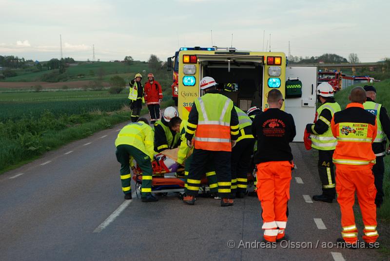 DSC_0008.JPG - Vid 19:50 tiden laramdes räddningstjänsten, ambulsansen och polisen till en Motorcykel olycka mellan Tranarp och Starby i Ängelholms kommun. Motorcykeln hade kört av vägen och rakt ut på en slutande åker. Personskadorna är ännu okända men båda personerna på mcn fick åka till sjukhuset.