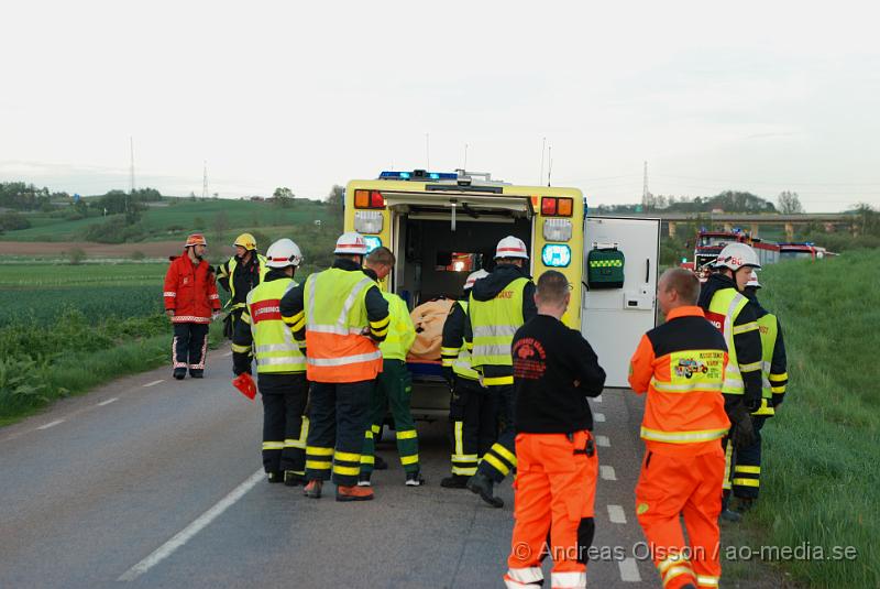 DSC_0011.JPG - Vid 19:50 tiden laramdes räddningstjänsten, ambulsansen och polisen till en Motorcykel olycka mellan Tranarp och Starby i Ängelholms kommun. Motorcykeln hade kört av vägen och rakt ut på en slutande åker. Personskadorna är ännu okända men båda personerna på mcn fick åka till sjukhuset.