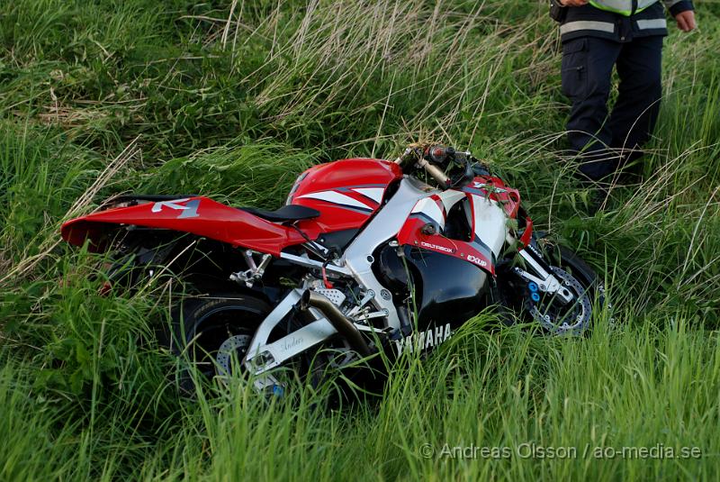 DSC_0015.JPG - Vid 19:50 tiden laramdes räddningstjänsten, ambulsansen och polisen till en Motorcykel olycka mellan Tranarp och Starby i Ängelholms kommun. Motorcykeln hade kört av vägen och rakt ut på en slutande åker. Personskadorna är ännu okända men båda personerna på mcn fick åka till sjukhuset.