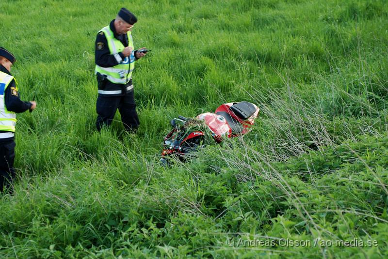 DSC_0025.JPG - Vid 19:50 tiden laramdes räddningstjänsten, ambulsansen och polisen till en Motorcykel olycka mellan Tranarp och Starby i Ängelholms kommun. Motorcykeln hade kört av vägen och rakt ut på en slutande åker. Personskadorna är ännu okända men båda personerna på mcn fick åka till sjukhuset.