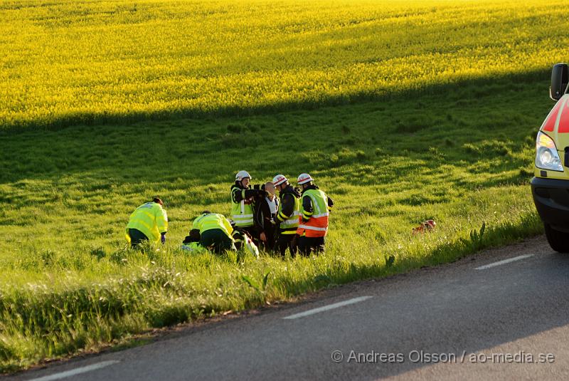 DSC_0121.JPG - Vid 19:50 tiden laramdes räddningstjänsten, ambulsansen och polisen till en Motorcykel olycka mellan Tranarp och Starby i Ängelholms kommun. Motorcykeln hade kört av vägen och rakt ut på en slutande åker. Personskadorna är ännu okända men båda personerna på mcn fick åka till sjukhuset.