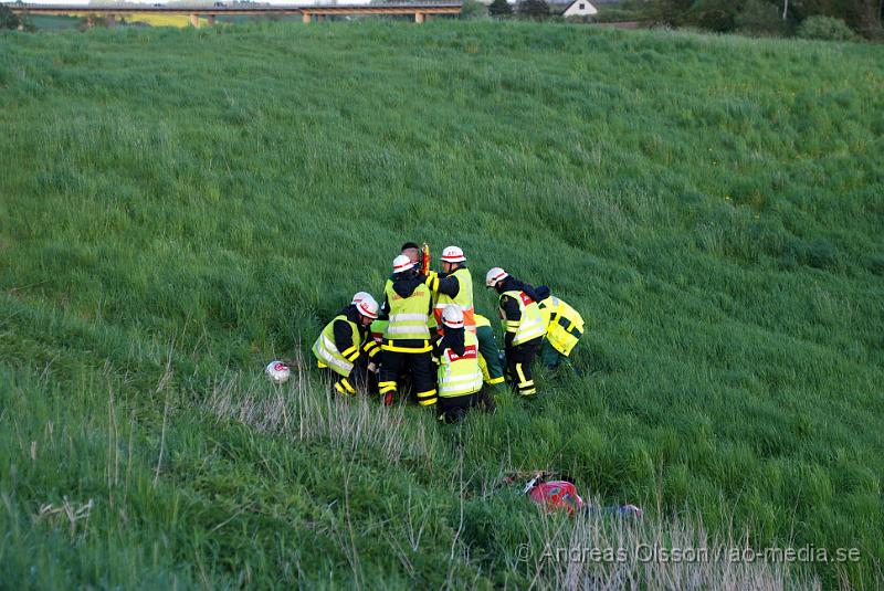 DSC_0132.JPG - Vid 19:50 tiden laramdes räddningstjänsten, ambulsansen och polisen till en Motorcykel olycka mellan Tranarp och Starby i Ängelholms kommun. Motorcykeln hade kört av vägen och rakt ut på en slutande åker. Personskadorna är ännu okända men båda personerna på mcn fick åka till sjukhuset.