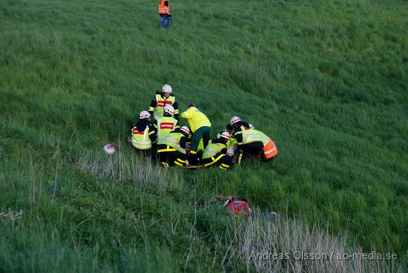 DSC_0135.JPG - Vid 19:50 tiden laramdes räddningstjänsten, ambulsansen och polisen till en Motorcykel olycka mellan Tranarp och Starby i Ängelholms kommun. Motorcykeln hade kört av vägen och rakt ut på en slutande åker. Personskadorna är ännu okända men båda personerna på mcn fick åka till sjukhuset.