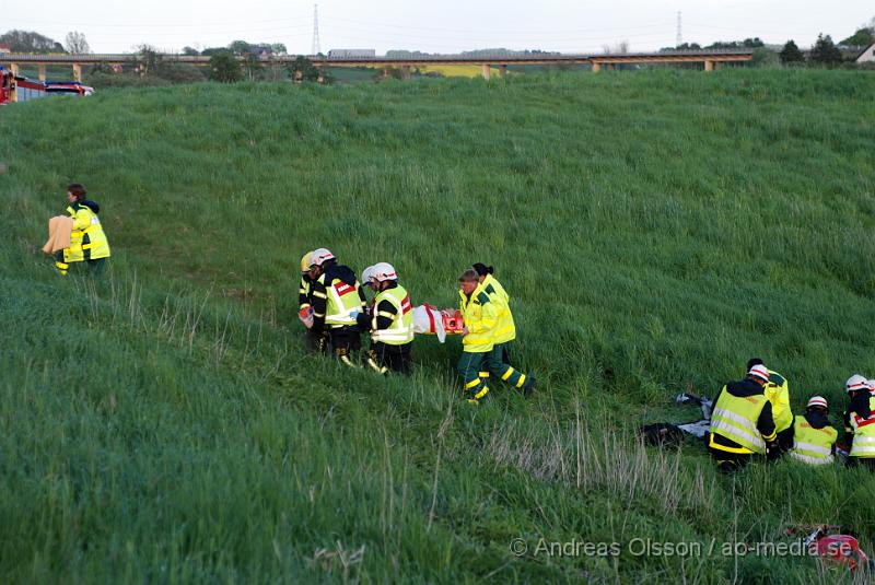 DSC_0139.JPG - Vid 19:50 tiden laramdes räddningstjänsten, ambulsansen och polisen till en Motorcykel olycka mellan Tranarp och Starby i Ängelholms kommun. Motorcykeln hade kört av vägen och rakt ut på en slutande åker. Personskadorna är ännu okända men båda personerna på mcn fick åka till sjukhuset.