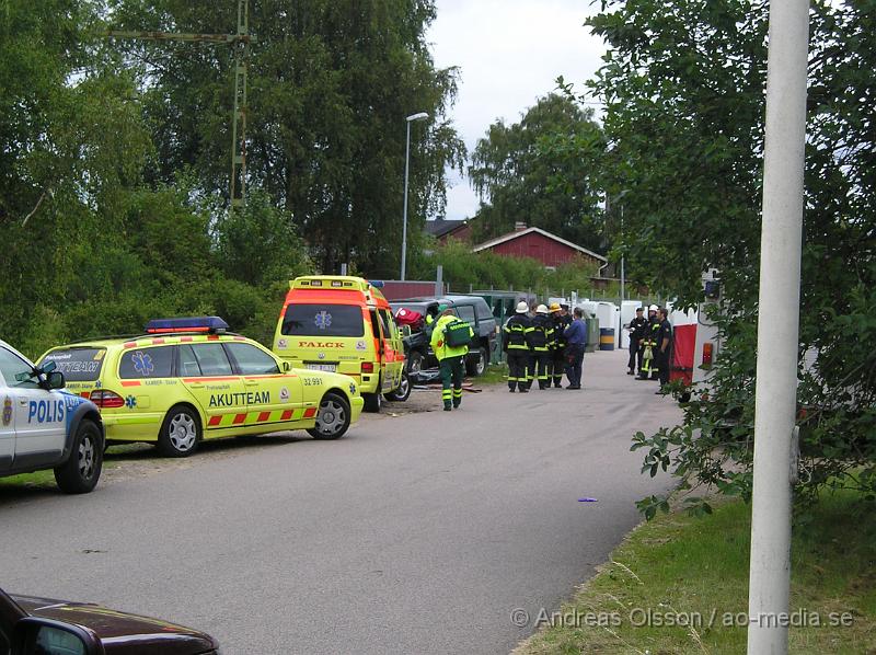 P1016859.JPG - Vid 13,10 tiden idag larmades Räddningstjänsten, Polis och Ambulans till återvinningsgården i Klippan då en personbil kört in i grinden/staketet då man tror att föraren fått ett epileptiskt anfall och tappat kontrollen över bilen. Föraren var vid medvetande när personal kom till plats och han verkar inte ha fått några allvarliga skador men fördes ändå med Ambulans till sjukhus för kontroll.