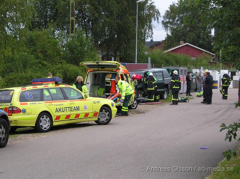 P1016862.JPG - Vid 13,10 tiden idag larmades Räddningstjänsten, Polis och Ambulans till återvinningsgården i Klippan då en personbil kört in i grinden/staketet då man tror att föraren fått ett epileptiskt anfall och tappat kontrollen över bilen. Föraren var vid medvetande när personal kom till plats och han verkar inte ha fått några allvarliga skador men fördes ändå med Ambulans till sjukhus för kontroll.