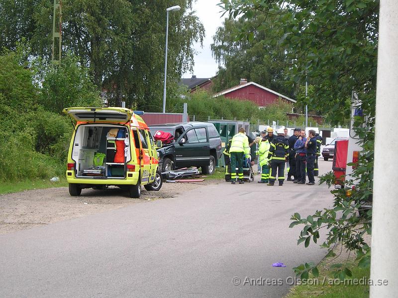 P1016867.JPG - Vid 13,10 tiden idag larmades Räddningstjänsten, Polis och Ambulans till återvinningsgården i Klippan då en personbil kört in i grinden/staketet då man tror att föraren fått ett epileptiskt anfall och tappat kontrollen över bilen. Föraren var vid medvetande när personal kom till plats och han verkar inte ha fått några allvarliga skador men fördes ändå med Ambulans till sjukhus för kontroll.