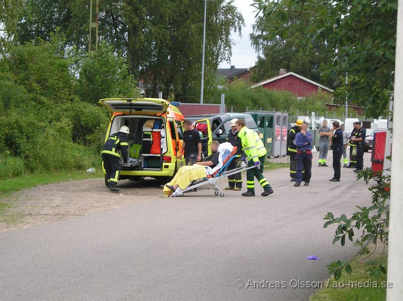 P1016869.JPG - Vid 13,10 tiden idag larmades Räddningstjänsten, Polis och Ambulans till återvinningsgården i Klippan då en personbil kört in i grinden/staketet då man tror att föraren fått ett Epeleptiskt anfall och tappat kontrollen över bilen. Föraren var vid medvetande när personal kom till plats och han verkar inte ha fått några allvarliga skador men fördes ändå med Ambulans till sjukhus för kontroll.