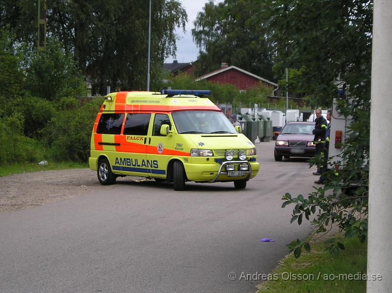 P1016872.JPG - Vid 13,10 tiden idag larmades Räddningstjänsten, Polis och Ambulans till återvinningsgården i Klippan då en personbil kört in i grinden/staketet då man tror att föraren fått ett epileptiskt anfall och tappat kontrollen över bilen. Föraren var vid medvetande när personal kom till plats och han verkar inte ha fått några allvarliga skador men fördes ändå med Ambulans till sjukhus för kontroll.