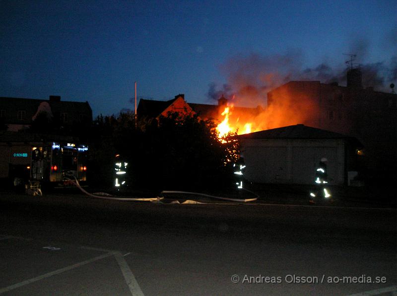 P1016468.JPG - 03.21 Larmades Räddningstjänsten från Klippan och Åstorp till en brand i ett förråd på bruksgatan 29, nära fenix conditori.Förrådet var helt övertänt när Brandkåren kom fram. Även Ambulans larmades till platsen då det fanns risk för spridning till boningshus! Men kunde snabbt lämna platsen då branden var under kontroll. Även Polis larmades då det troligen är en anlagd brand!