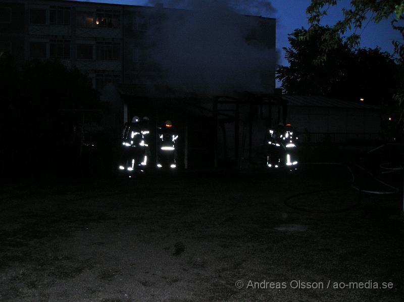 P1016478.JPG - 03.21 Larmades Räddningstjänsten från Klippan och Åstorp till en brand i ett förråd på bruksgatan 29, nära fenix conditori.Förrådet var helt övertänt när Brandkåren kom fram. Även Ambulans larmades till platsen då det fanns risk för spridning till boningshus! Men kunde snabbt lämna platsen då branden var under kontroll. Även Polis larmades då det troligen är en anlagd brand!