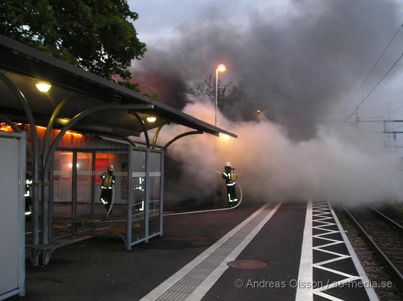 P1016487.JPG - 04:01 Fick dem in ett nytt larm, Denna gången rörde det sig om Stations Kiosken!Räddningstjänsten från Klippan och Åstorp Larmades och det gick ut förstärkningslarm till Klippan och Åstorp då förra branden inte var SÅ stor. Det slutade med att 6-7  brandbilar från Åstorp och Klippan var och bekämpade branden i Kiosken! Polisen larmades också dit, även en hundpatrull som skulle söka av området vid kiosken och även kolla i Centrala Klippan, Men utan resultat.Kiosken totalförstördes.