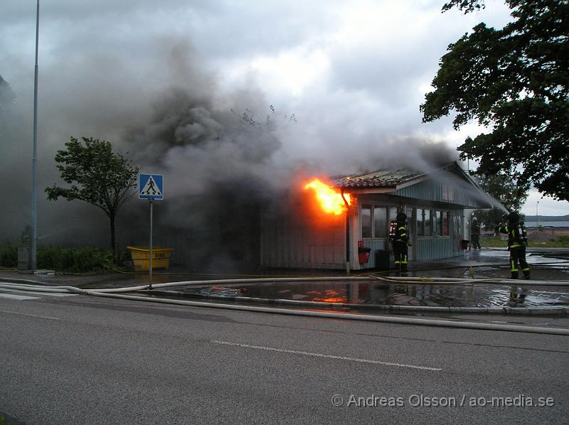 P1016496.JPG - 04:01 Fick dem in ett nytt larm, Denna gången rörde det sig om Stations Kiosken!Räddningstjänsten från Klippan och Åstorp Larmades och det gick ut förstärkningslarm till Klippan och Åstorp då förra branden inte var SÅ stor. Det slutade med att 6-7  brandbilar från Åstorp och Klippan var och bekämpade branden i Kiosken! Polisen larmades också dit, även en hundpatrull som skulle söka av området vid kiosken och även kolla i Centrala Klippan, Men utan resultat.Kiosken totalförstördes.