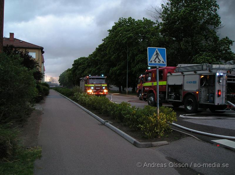 P1016497.JPG - 04:01 Fick dem in ett nytt larm, Denna gången rörde det sig om Stations Kiosken!Räddningstjänsten från Klippan och Åstorp Larmades och det gick ut förstärkningslarm till Klippan och Åstorp då förra branden inte var SÅ stor. Det slutade med att 6-7  brandbilar från Åstorp och Klippan var och bekämpade branden i Kiosken! Polisen larmades också dit, även en hundpatrull som skulle söka av området vid kiosken och även kolla i Centrala Klippan, Men utan resultat.Kiosken totalförstördes.