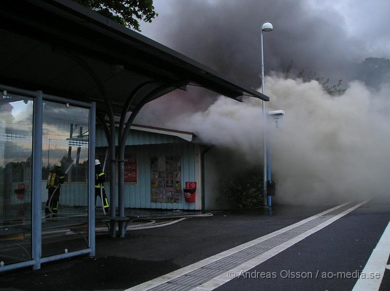 P1016501.JPG - 04:01 Fick dem in ett nytt larm, Denna gången rörde det sig om Stations Kiosken!Räddningstjänsten från Klippan och Åstorp Larmades och det gick ut förstärkningslarm till Klippan och Åstorp då förra branden inte var SÅ stor. Det slutade med att 6-7  brandbilar från Åstorp och Klippan var och bekämpade branden i Kiosken! Polisen larmades också dit, även en hundpatrull som skulle söka av området vid kiosken och även kolla i Centrala Klippan, Men utan resultat.Kiosken totalförstördes.