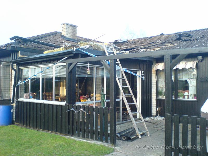 DSC00237.JPG - En hantverkare följde inte reglerna vid användning av gasbrännare när man lägger tak, som resulterade i att det började brinna i husets tak. Ingen kom till skada men huset totalförstördes pga rök och vatten skador.