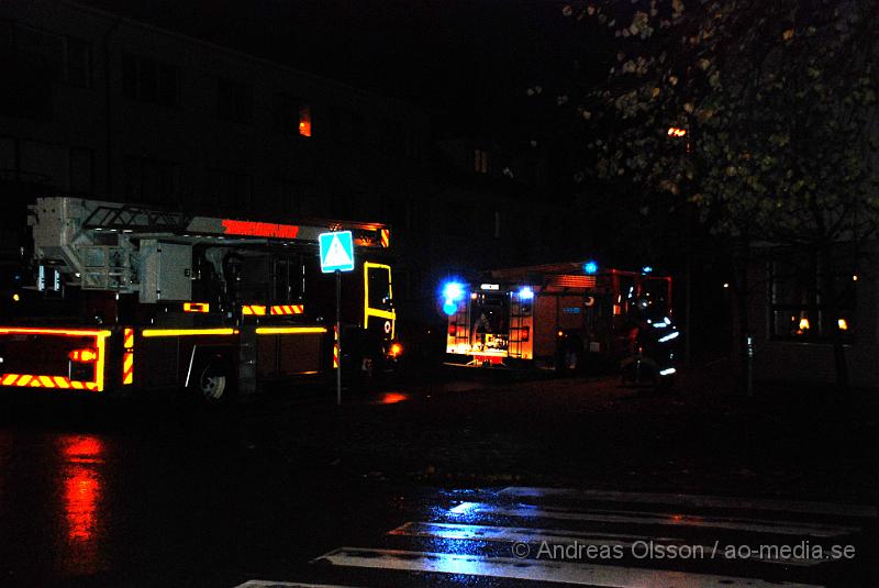 DSC_0139.JPG - Vid 22.30 larmades Räddningstjänsten från Klippan och Åstorp samt Ambulans från Perstorp till en lägenhetsbrand på Allegatan i Klippan. Det var någon sorts plast som hade börjat brinna eller smält som startade larmet. I fastigheten finns där ett gruppboende och ett automatlarm men detta hade inte fungerat. Personen som bodde i lägenheten där rökutvecklingen var fick föras till Helsingborgs Lasarett med Ambulans för kontroll.